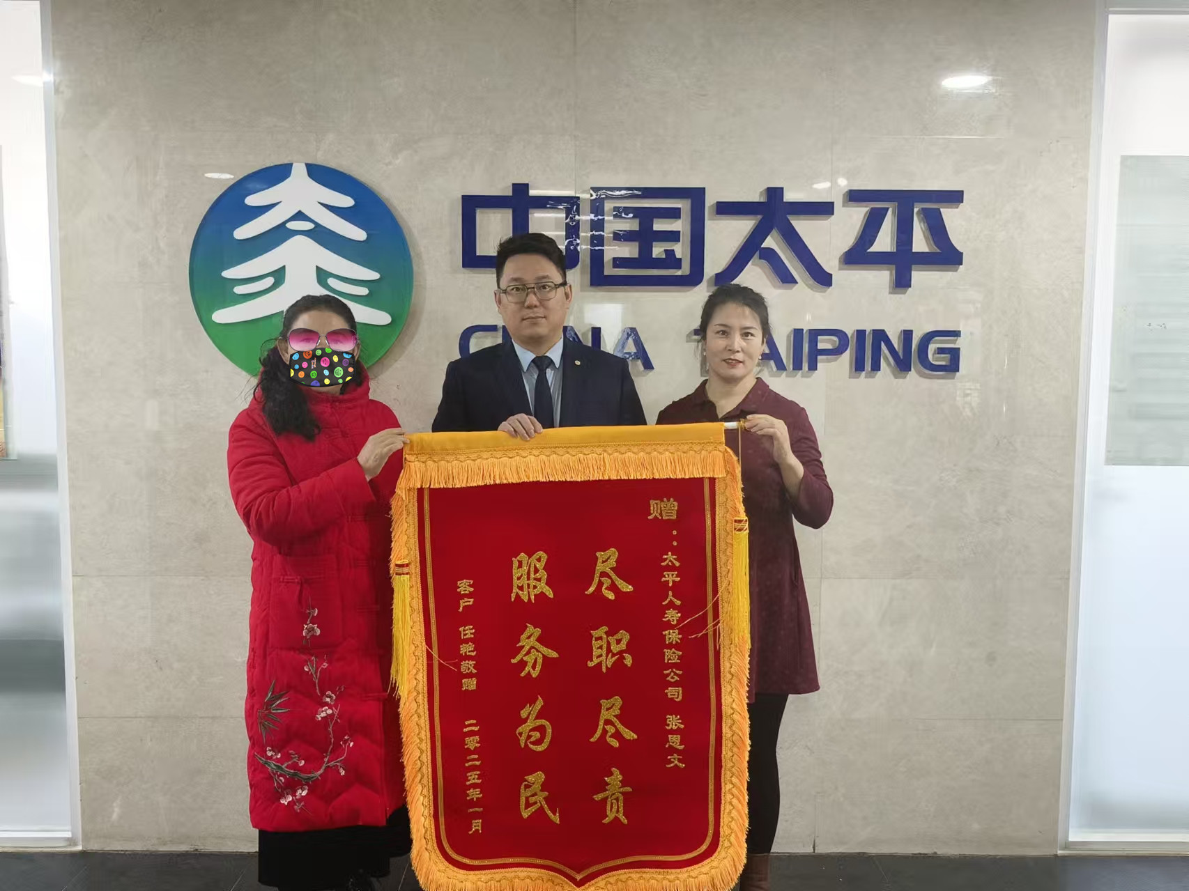 客户与代理人胡红玉、张思文合影_副本.jpg