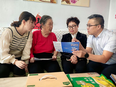 慰问老党员2.png