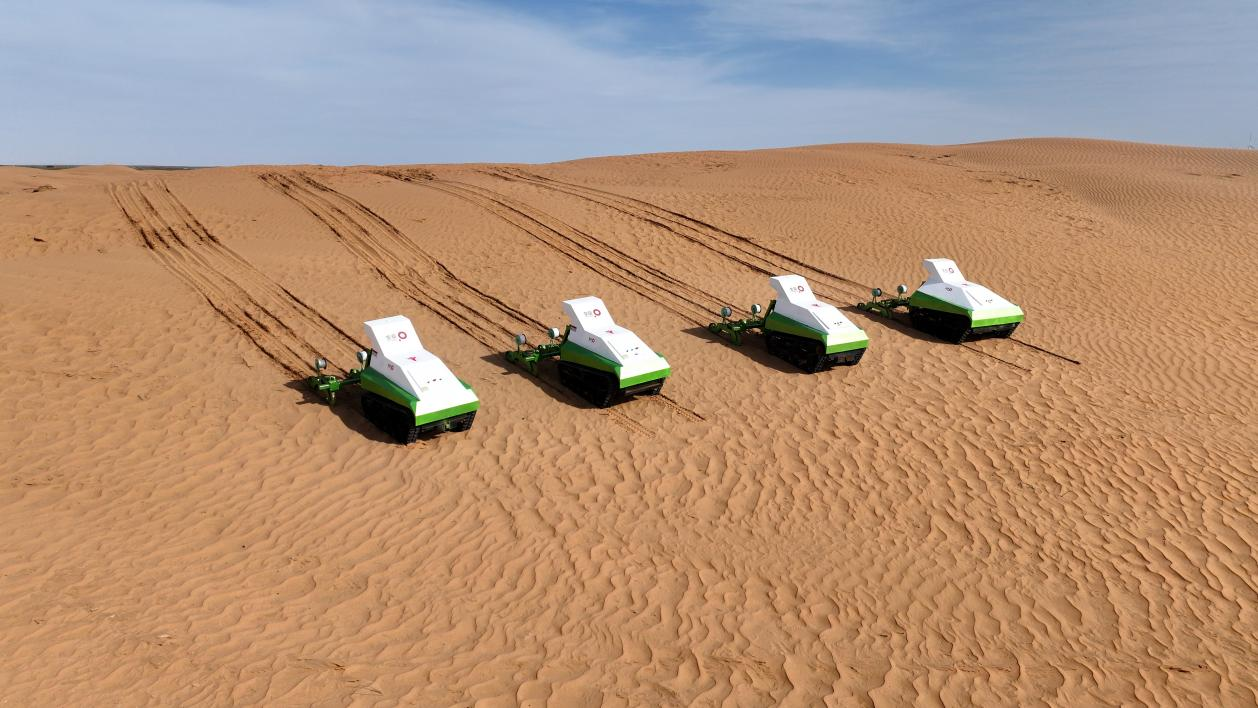 从人海战术到智能机械：蒙草生态科技创新赋能三北治沙