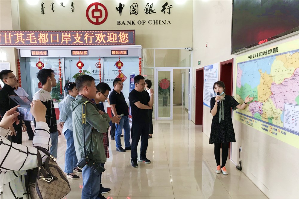 媒体记者一行走进中国银行甘其毛都口岸支行 - 副本_副本.jpg