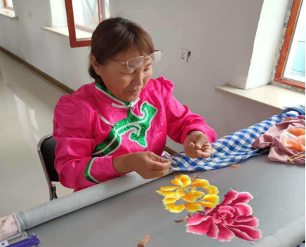  图为白吉林白乙拉妻子孟兰刺绣