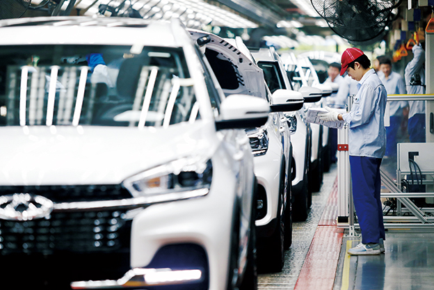 在奇瑞汽车生产车间,工作人员给即将出厂的新车做检测  王健/摄
