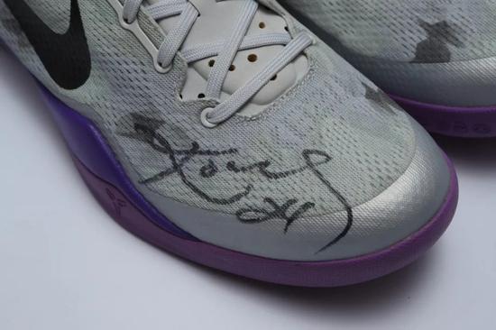 此次现身北京保利拍卖的科比亲笔签名鞋款
