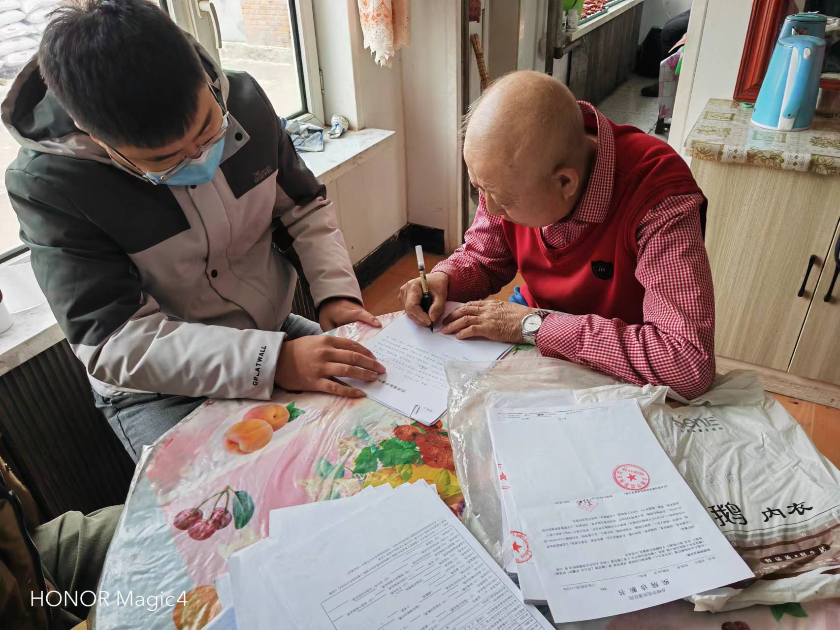 赤峰克旗支公司理赔员开展防贫保入户调查签字的理赔工作.jpg