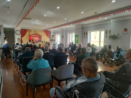 党建聚力，金融敬老——养老院金融知识普及主题党日活动（包头） (2).jpg