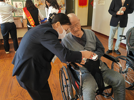 党建聚力，金融敬老——养老院金融知识普及主题党日活动（包头） (5).jpg