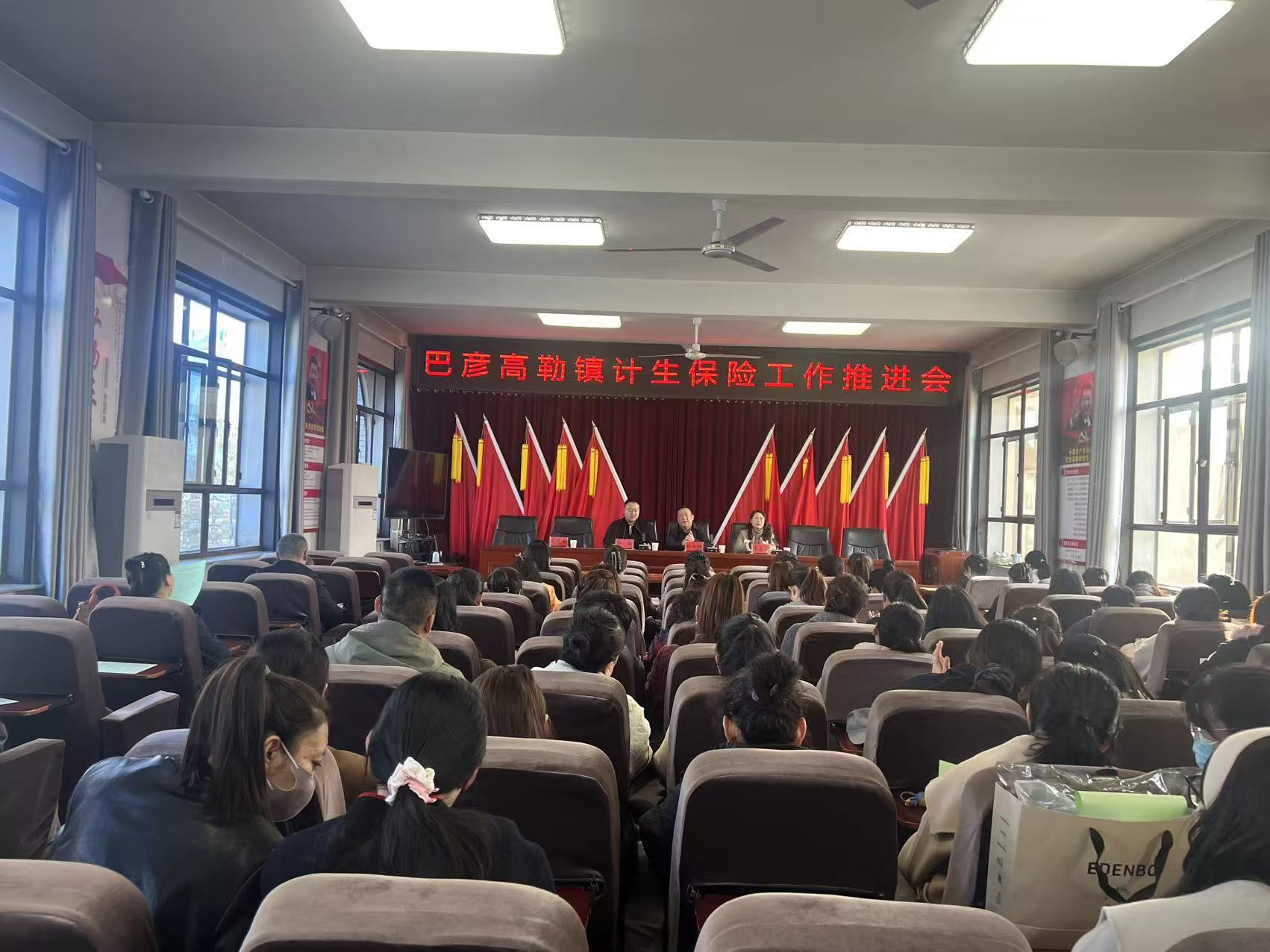 3・15 守护“钱袋子”—— 人保寿险兴安中心支公司走进社区开展反诈普法与金融宣传2.png