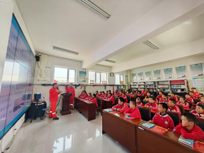 北疆·星：扎根几字弯 热血护能源——青年党员张庆源的多元逐梦路第2张