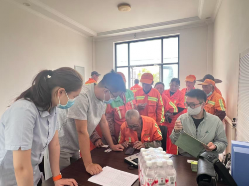 金融服务进一线 暖心关怀环卫人第1张