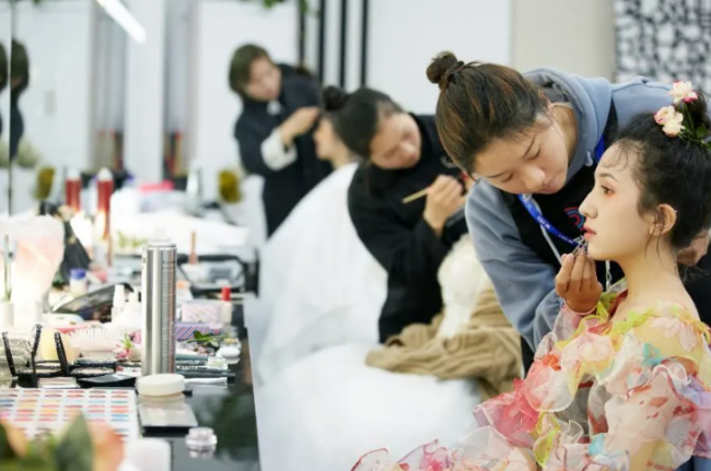 美业风口正当时！呼市新华美妆形象设计与美容康养专业 2026 年开始招生第2张